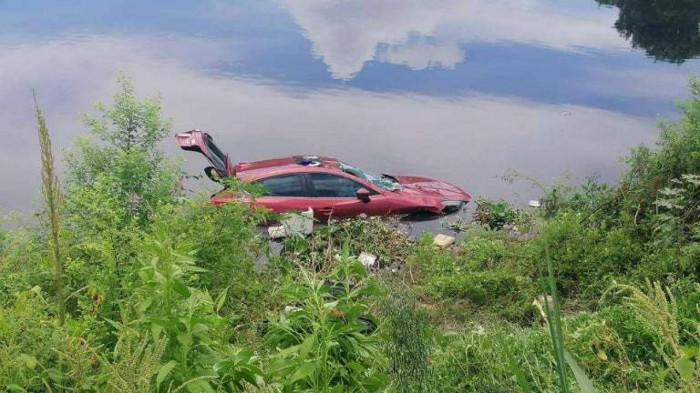 Tin giao thông đến sáng 7/7: Tài xế gặp nạn chắp tay cảm ơn những người giải cứu; ô tô chở 2 người lao xuống sông Nhuệ