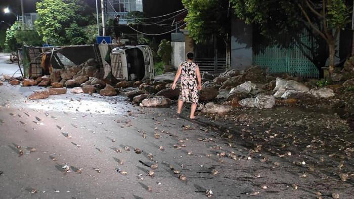 Tin giao thông đến sáng 11/7: Loạt xe tải bị lật, 2 tài xế bị thương