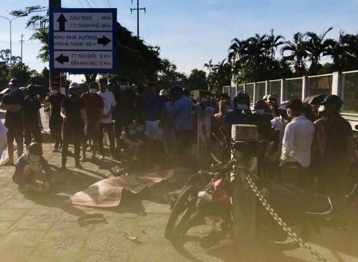 Tin giao thông đến sáng 12/7: Lao xe máy lên vỉa hè, nam thanh niên tử nạn; lật xe container, axit photphoric tràn ra đường