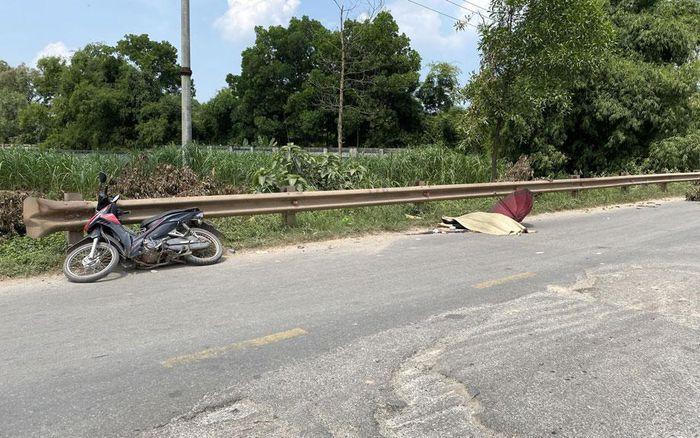 Tin giao thông đến sáng 17/7: Tông ô tô tải dừng đèn đỏ, xe đầu kéo nát đầu; hai tàu thuỷ va chạm, 1 thuyền viên mất tích