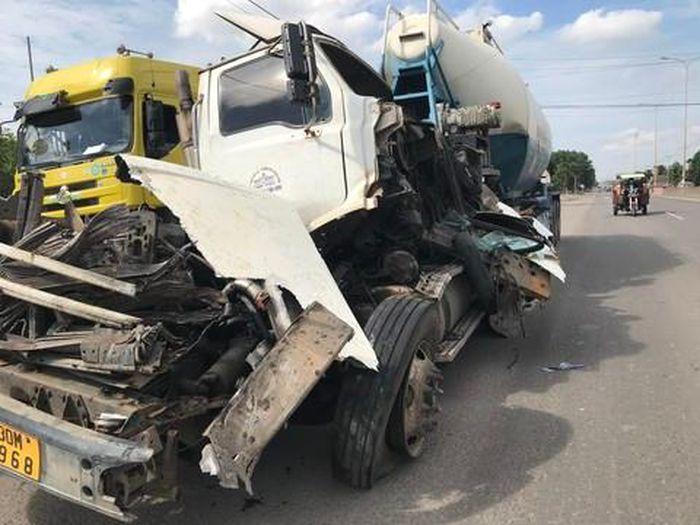 Tin giao thông đến sáng 17/7: Tông ô tô tải dừng đèn đỏ, xe đầu kéo nát đầu; hai tàu thuỷ va chạm, 1 thuyền viên mất tích