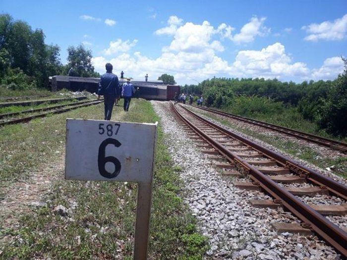 Tin giao thông đến sáng 18/7: Hà Nội dừng xe khách đến 37 tỉnh, thành; tàu chở hàng trật bánh 5 toa “bay” khỏi đường ray