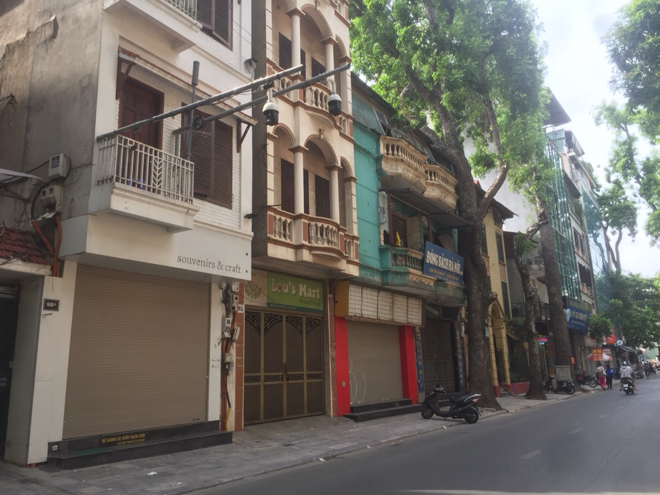 Phố cổ Hà Nội vắng như... mùng Một Tết giữa dịch COVID-19