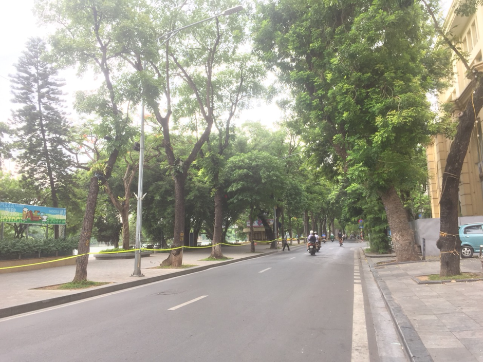 Phố cổ Hà Nội vắng như... mùng Một Tết giữa dịch COVID-19