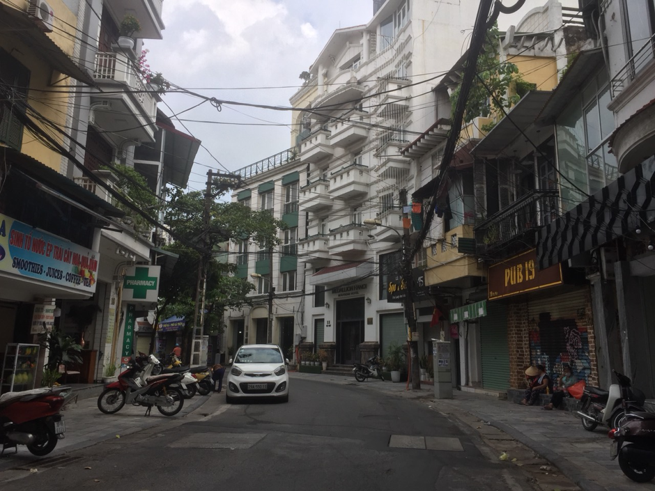 Phố cổ Hà Nội vắng như... mùng Một Tết giữa dịch COVID-19