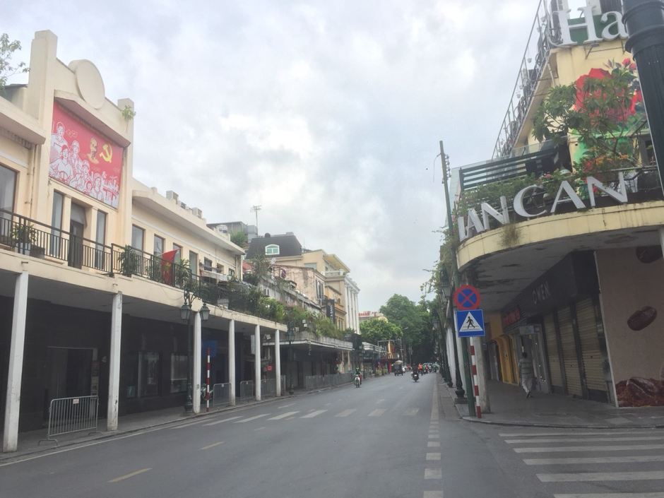 Phố cổ Hà Nội vắng như... mùng Một Tết giữa dịch COVID-19