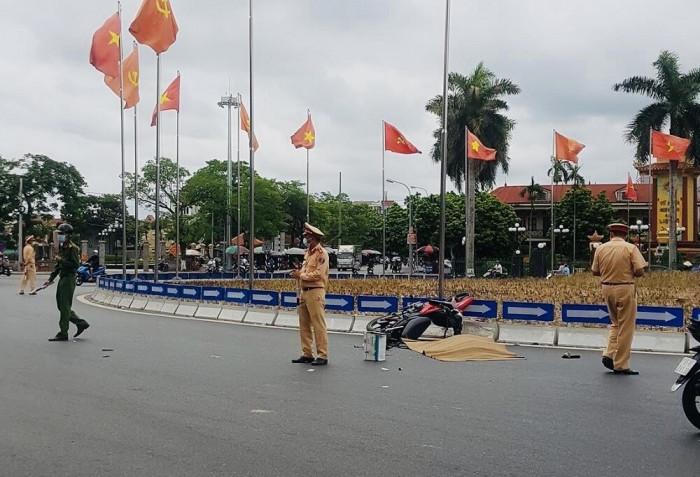 Tin giao thông đến sáng 19/7: Loạt xe máy va chạm xe tải, 2 người tử vong