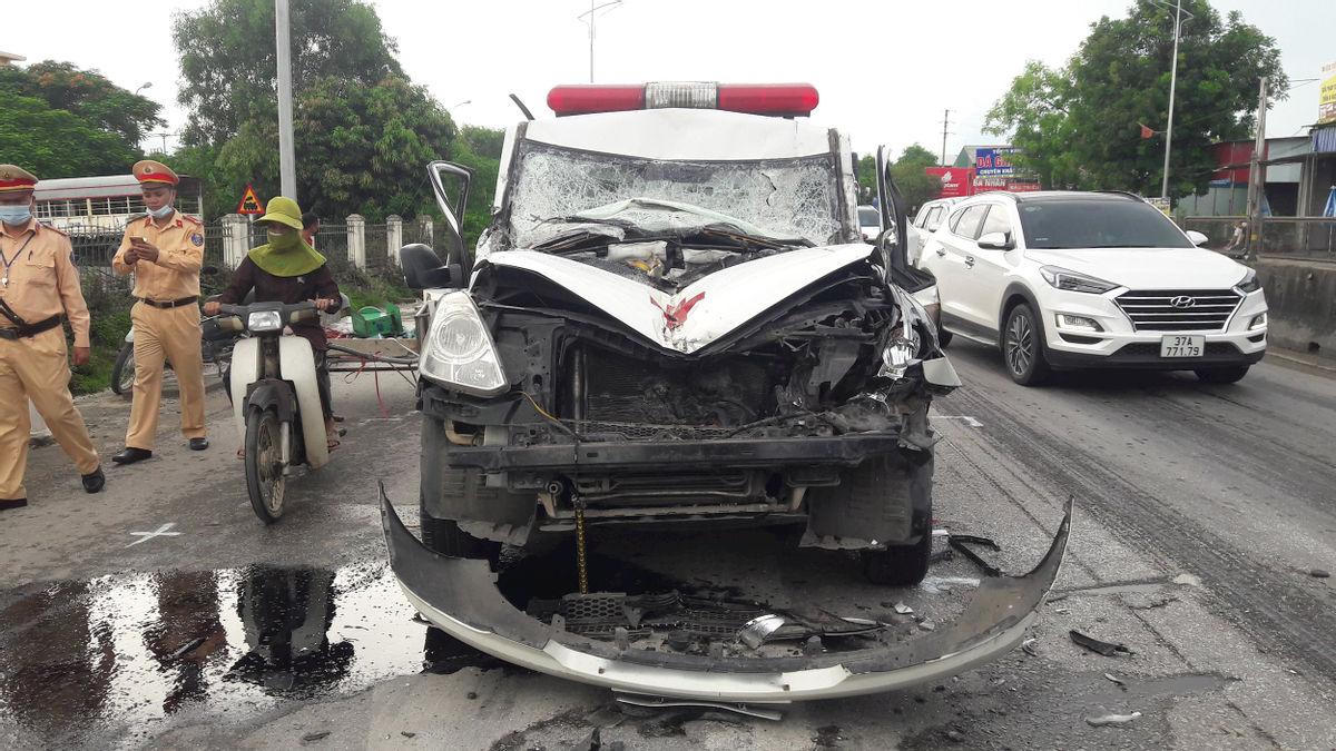 Tin giao thông đến sáng 21/7: Xe cứu thương tông đuôi xe tải, mẹ sản phụ tử vong; tự ngã xe máy, người đàn ông thiệt mạng