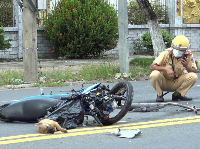 Tin giao thông đến sáng 22/7: Truy tìm tài xế ô tô cán chết người rồi bỏ chạy; lao vào xe tải, 2 nam thanh niên nguy kịch