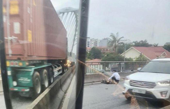 Tin giao thông đến sáng 22/7: Truy tìm tài xế ô tô cán chết người rồi bỏ chạy; lao vào xe tải, 2 nam thanh niên nguy kịch
