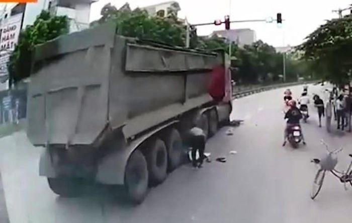 Tin giao thông đến sáng 22/7: Truy tìm tài xế ô tô cán chết người rồi bỏ chạy; lao vào xe tải, 2 nam thanh niên nguy kịch