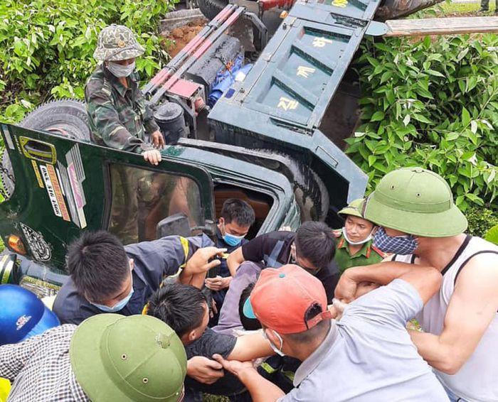 Tin giao thông đến sáng ngày 24/7: Loạt tai nạn xe tải, tài xế mắc kẹt trong cabin, 2 người tử vong