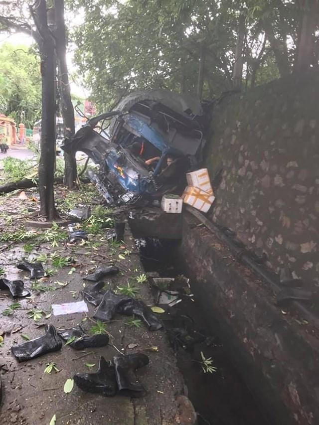 Tin giao thông đến sáng ngày 24/7: Loạt tai nạn xe tải, tài xế mắc kẹt trong cabin, 2 người tử vong