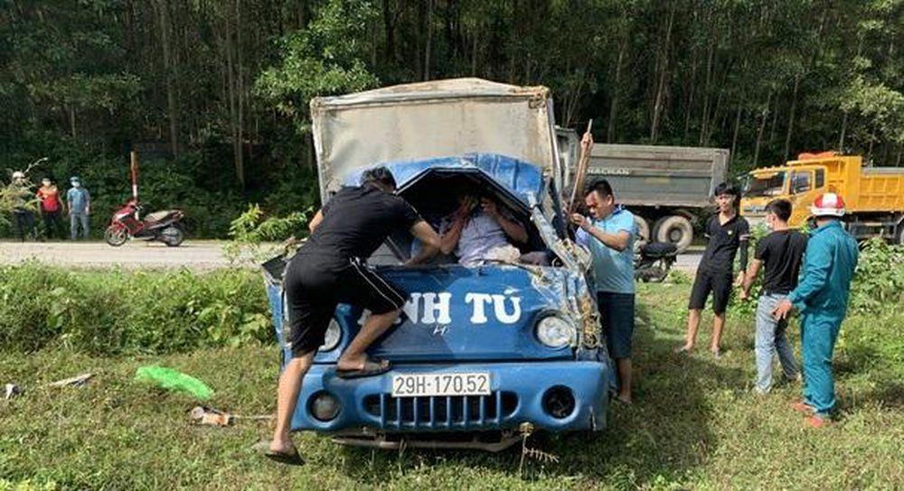 Tin giao thông đến sáng 27/7: Liên tiếp tai nạn xe tải, tài xế mắc kẹt trong cabin, 1 người phụ nữ tử vong