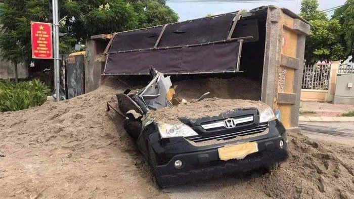 Tin giao thông đến sáng 27/7: Liên tiếp tai nạn xe tải, tài xế mắc kẹt trong cabin, 1 người phụ nữ tử vong