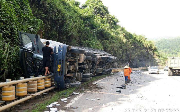 Tin giao thông đến sáng 28/7: Tông xe tải, 3 người trong gia đình tử vong; truy tìm tài xế gây tai nạn khiến 2 người bị thương