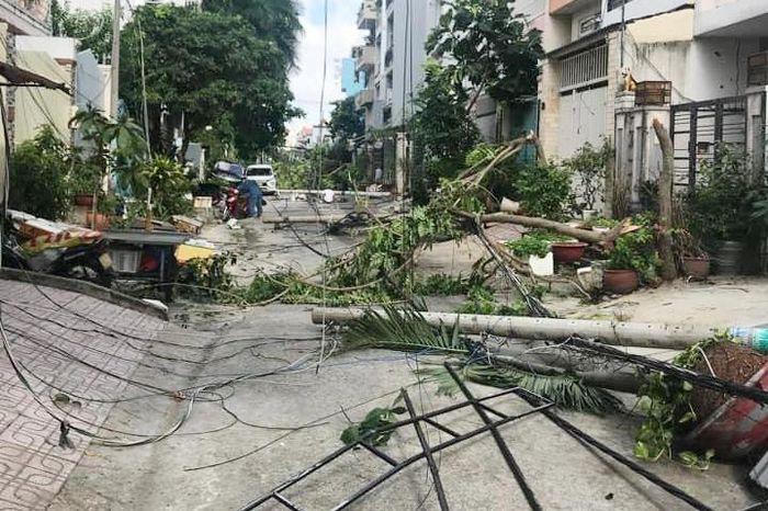 Tin giao thông đến sáng 1/8: Chạy xe máy về quê tránh dịch, thanh niên tông lan can sắt; người đàn ông thiệt mạng khi đâm vào xe rác