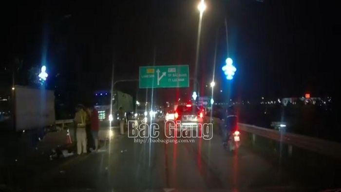 Tin giao thông đến sáng 2/8: Va chạm với xe đầu kéo, nữ giáo viên tử vong; taxi tông liên tiếp xe tải và xe máy khiến 3 người bị thương