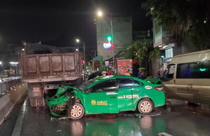 Tin giao thông đến sáng 2/8: Va chạm với xe đầu kéo, nữ giáo viên tử vong; taxi tông liên tiếp xe tải và xe máy khiến 3 người bị thương