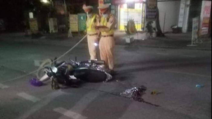 Tin giao thông đến sáng 4/8: Hai ô tô mất lái lật nghiêng; xe khách nghi gây tai nạn chết người rồi bỏ chạy