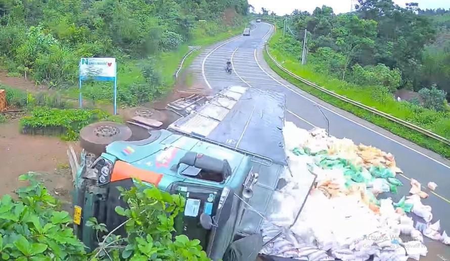 Tin giao thông đến sáng 4/8: Hai ô tô mất lái lật nghiêng; xe khách nghi gây tai nạn chết người rồi bỏ chạy