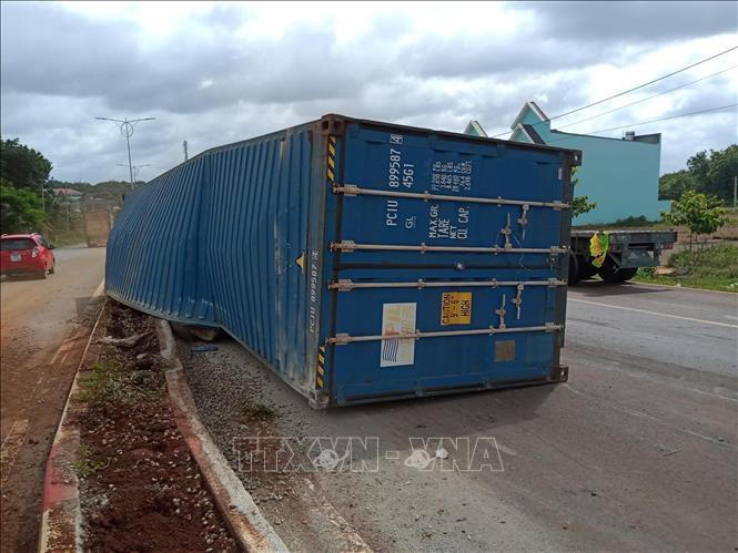 Tin giao thông đến sáng 4/8: Hai ô tô mất lái lật nghiêng; xe khách nghi gây tai nạn chết người rồi bỏ chạy