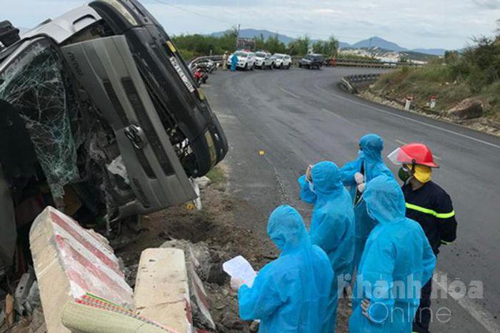 Tin giao thông đến sáng 5/8: Xe tải chở lợn bị lật, phụ xe tử vong; xử phạt 2 nam thanh niên trốn trong thùng xe tải tránh khai báo y tế
