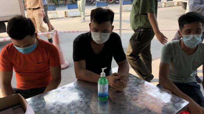 Tin giao thông đến sáng 5/8: Xe tải chở lợn bị lật, phụ xe tử vong; xử phạt 2 nam thanh niên trốn trong thùng xe tải tránh khai báo y tế