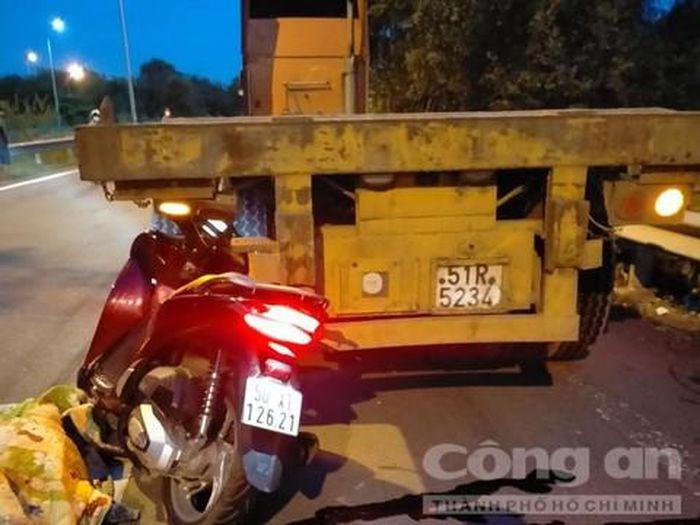 Tin giao thông đến sáng 6/8: Xe bán tải biến dạng sau tai nạn, 1 người tử vong 3 người bị thương; tông vào đuôi container, người đàn ông thiệt mạng