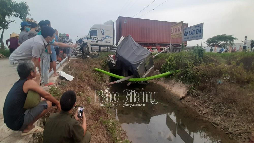 Tin giao thông đến sáng 8/8: Xe tải va chạm với container, 2 vợ chồng tử vong; truy tìm tài xế xe ô tô gây tai nạn khiến 2 người bị thương