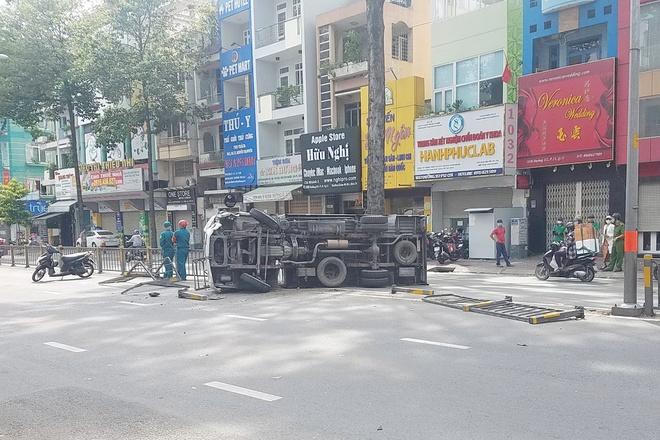 Tin giao thông đến sáng 8/8: Xe tải va chạm với container, 2 vợ chồng tử vong; truy tìm tài xế xe ô tô gây tai nạn khiến 2 người bị thương