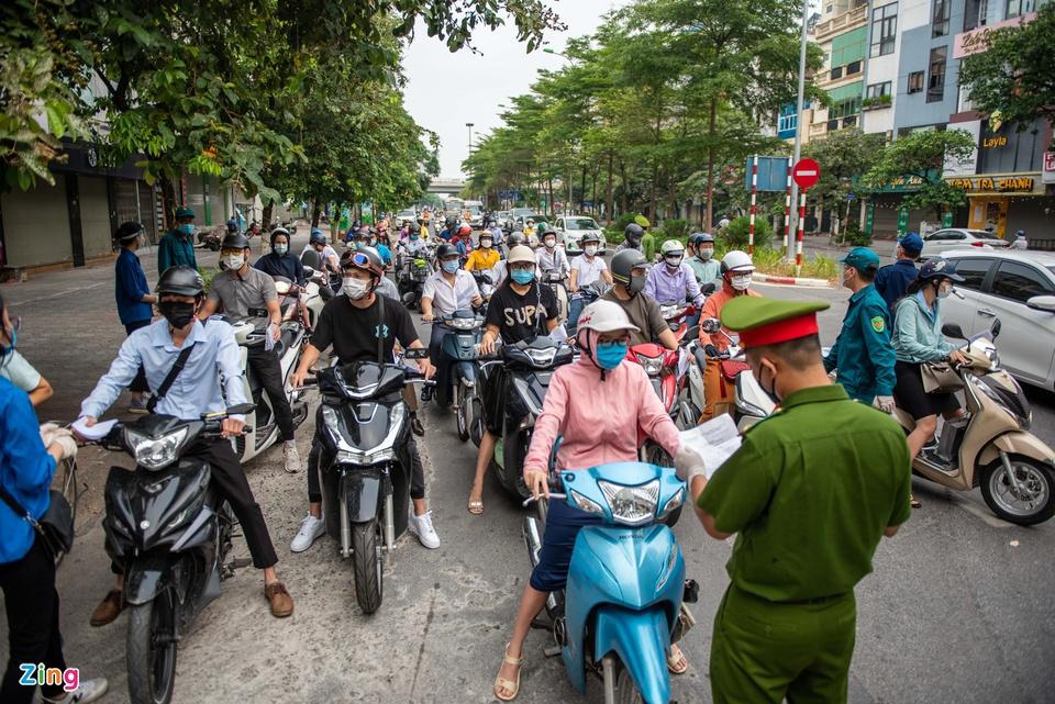 Hà Nội ùn ứ ngày đầu thực hiện kiểm tra giấy đi đường