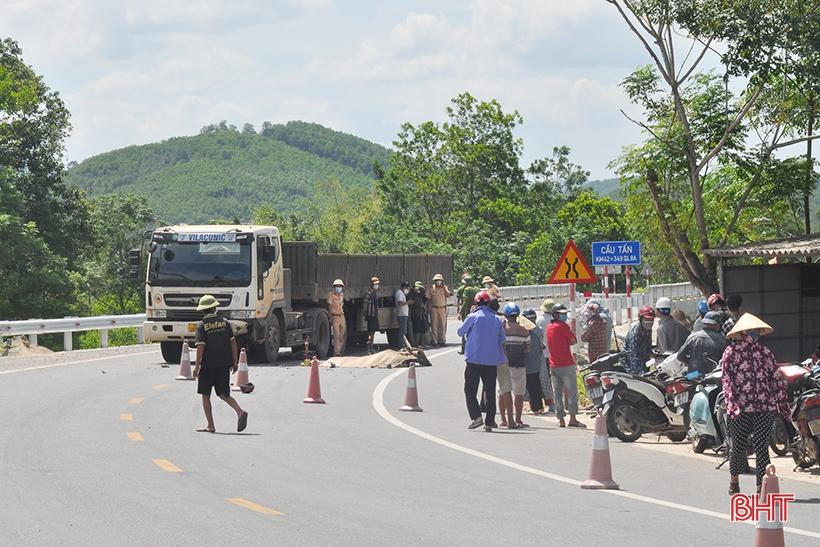 Tin giao thông đến sáng 9/8: Huy động máy xúc phá cabin đưa thi thể tài xế ra ngoài; va chạm với xe đầu kéo, người đàn ông tử vong