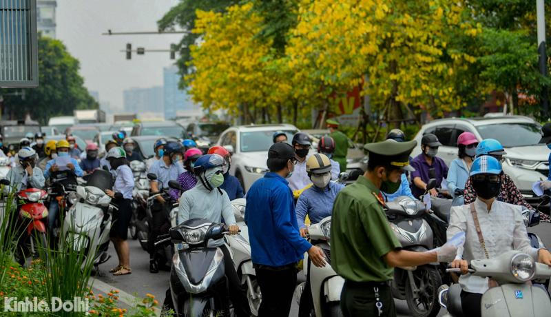 Hà Nội ùn ứ ngày đầu thực hiện kiểm tra giấy đi đường