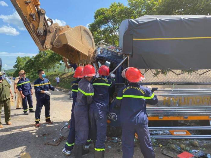 Tin giao thông đến sáng 9/8: Huy động máy xúc phá cabin đưa thi thể tài xế ra ngoài; va chạm với xe đầu kéo, người đàn ông tử vong