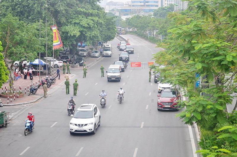 Hà Nội ùn ứ ngày đầu thực hiện kiểm tra giấy đi đường