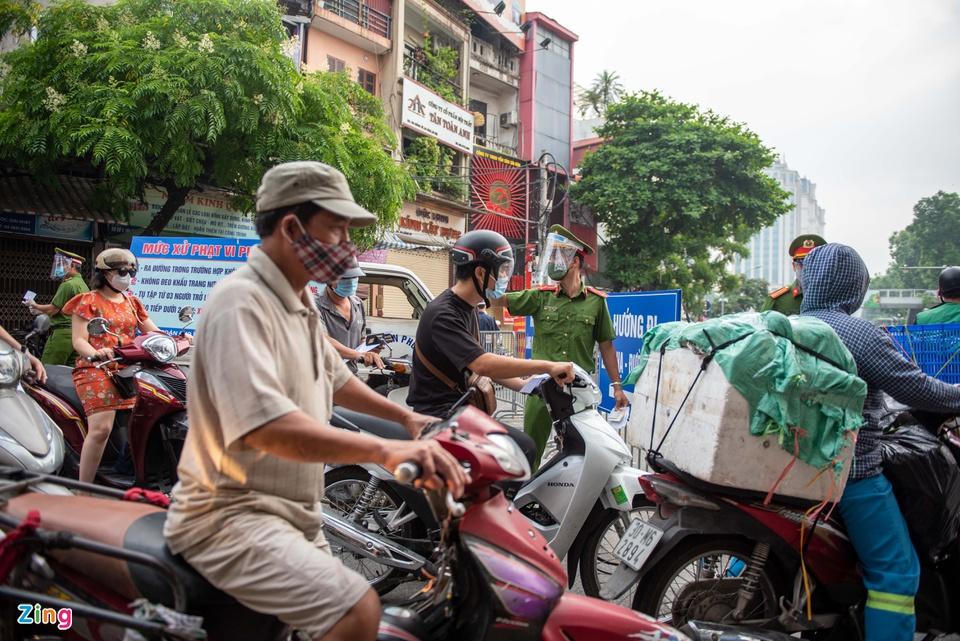 Hà Nội ùn ứ ngày đầu thực hiện kiểm tra giấy đi đường