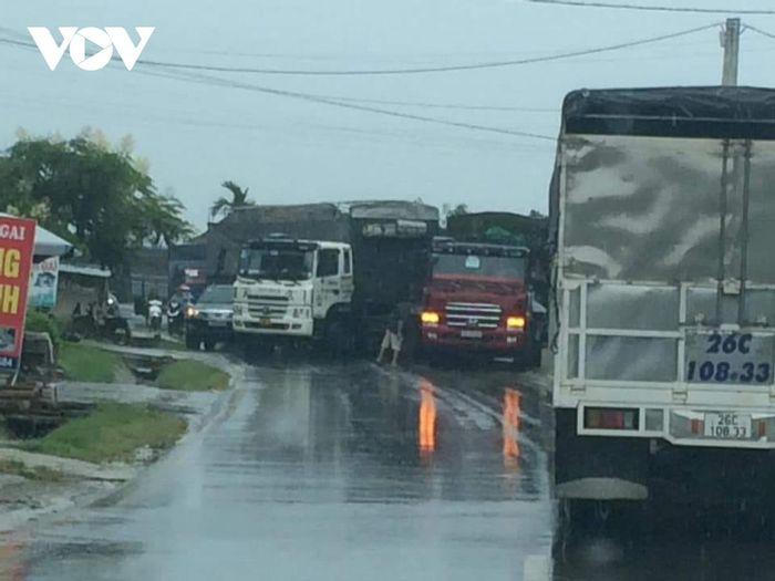 Tin giao thông đến sáng 11/8: Ô tô lao vào dải phân cách lật ngửa sau tiếng nổ lớn; tông đuôi xe tải container toác đầu, lái xe mắc kẹt trong cabin