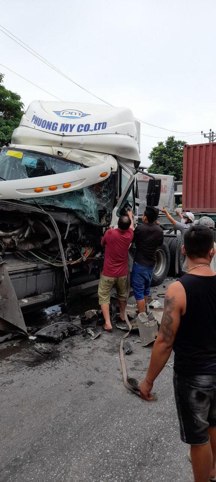 Tin giao thông đến sáng 11/8: Ô tô lao vào dải phân cách lật ngửa sau tiếng nổ lớn; tông đuôi xe tải container toác đầu, lái xe mắc kẹt trong cabin