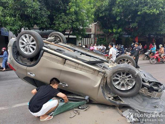 Tin giao thông đến sáng 11/8: Ô tô lao vào dải phân cách lật ngửa sau tiếng nổ lớn; tông đuôi xe tải container toác đầu, lái xe mắc kẹt trong cabin