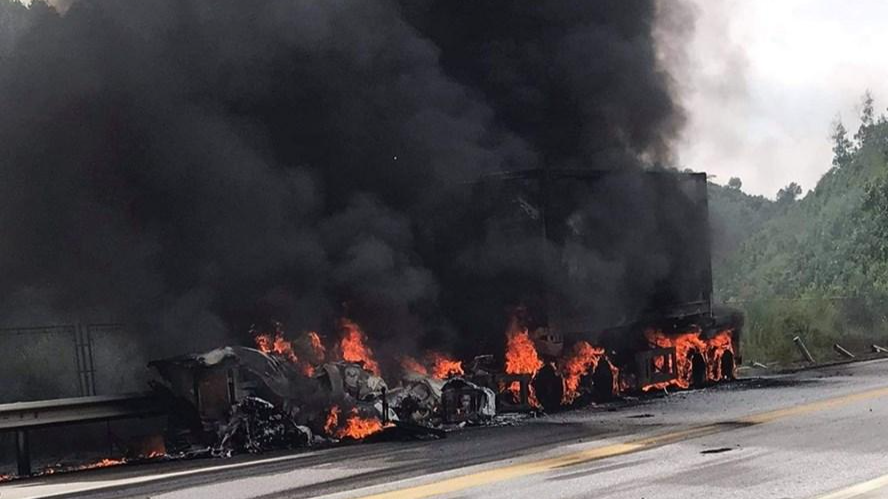 Tin giao thông đến sáng 14/8: Thi thể người đàn ông cạnh xe bồn chở hoá chất; container lật nghiêng khiến phụ xe tử vong