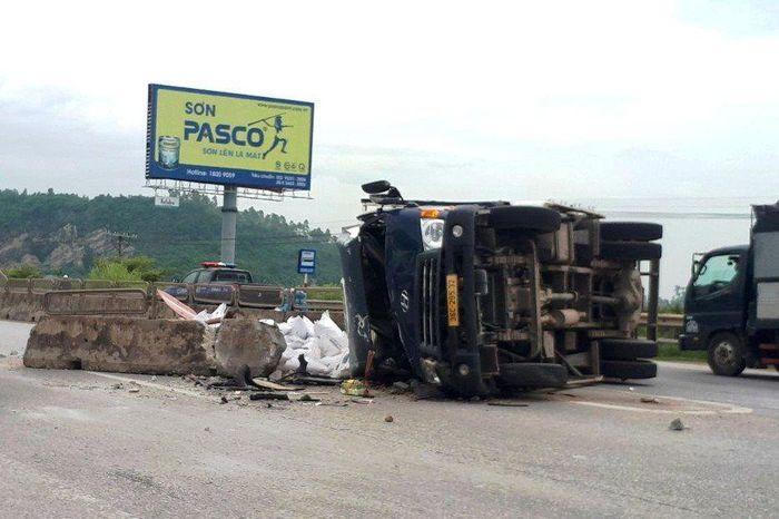 Tin giao thông đến sáng 14/8: Thi thể người đàn ông cạnh xe bồn chở hoá chất; container lật nghiêng khiến phụ xe tử vong
