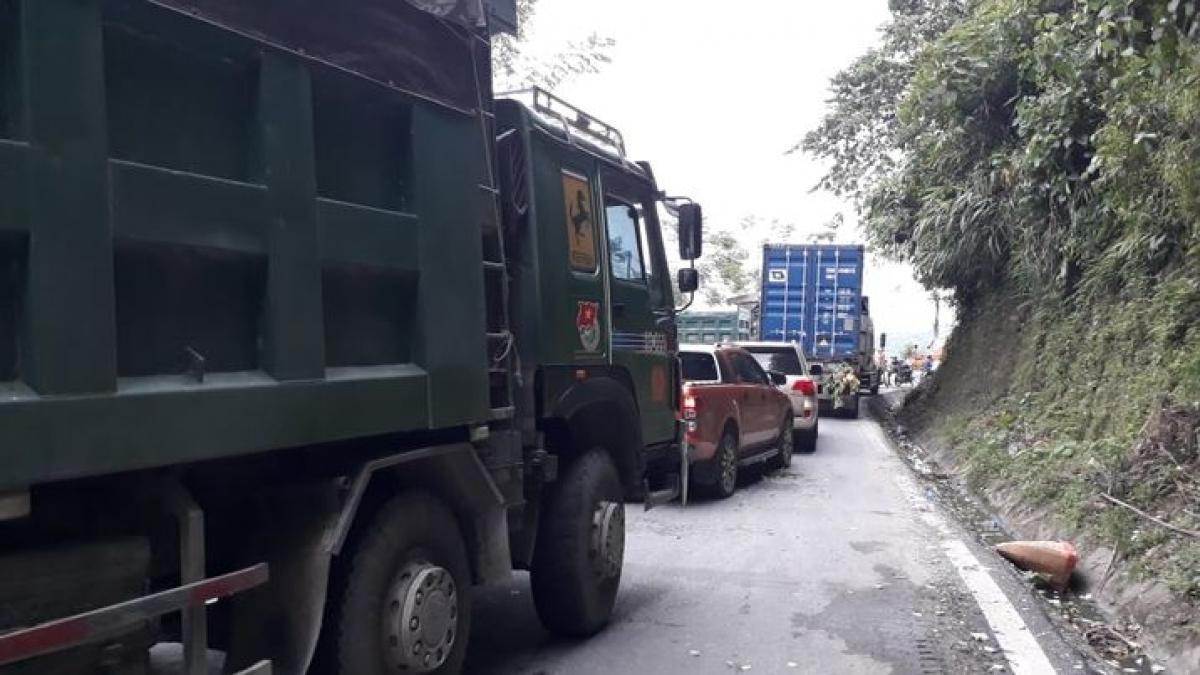 Tin giao thông đến sáng 15/8: Tai nạn liên hoàn, ô tô con bẹp dúm, 4 xe hư hỏng; xe đầu kéo bị lật, quốc lộ 70 ách tắc nhiều giờ