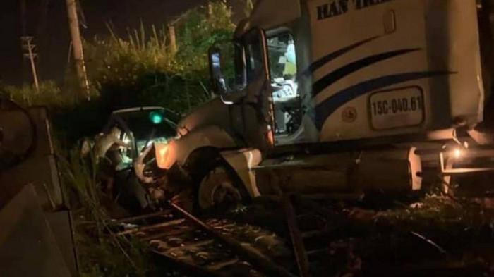 Tin giao thông đến sáng 15/8: Tai nạn liên hoàn, ô tô con bẹp dúm, 4 xe hư hỏng; xe đầu kéo bị lật, quốc lộ 70 ách tắc nhiều giờ