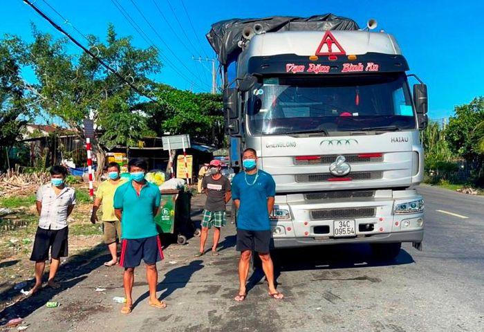 Tin giao thông đến sáng 18/8: Va chạm với xe buýt, người đàn ông đi xe máy tử vong; xe chở dầu lao xuống suối, tài xế bị thương