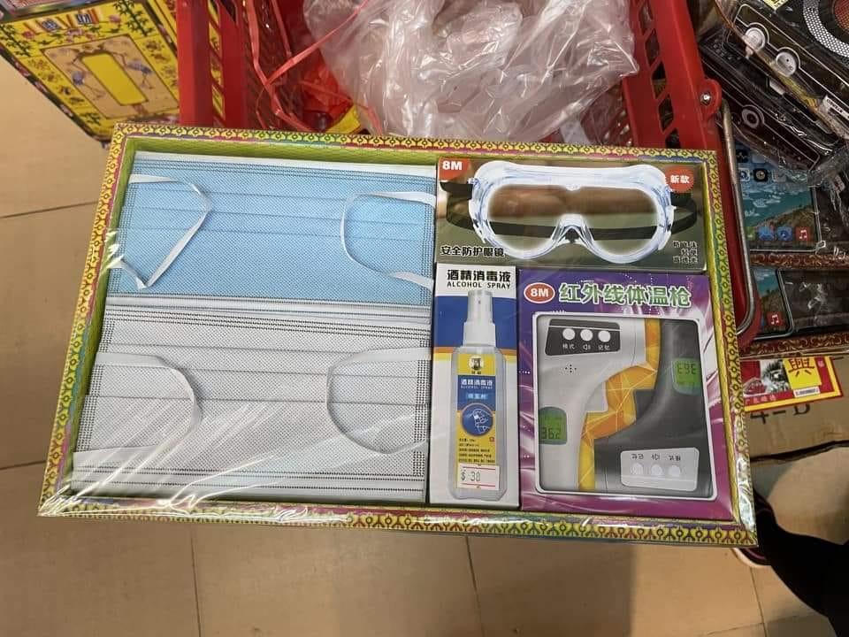 Độc lạ khẩu trang, vaccine vàng mã dịp Rằm tháng 7