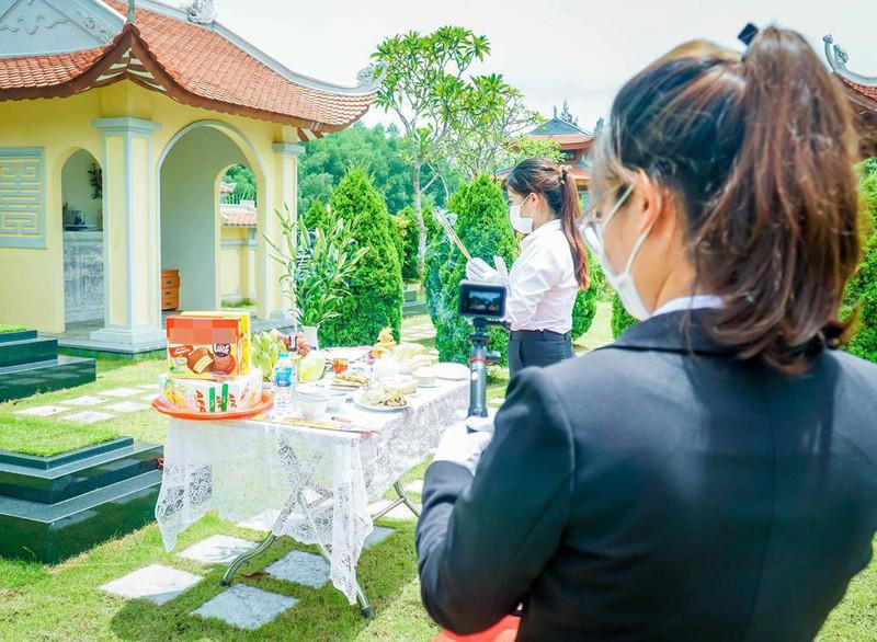 Độc lạ khẩu trang, vaccine vàng mã dịp Rằm tháng 7