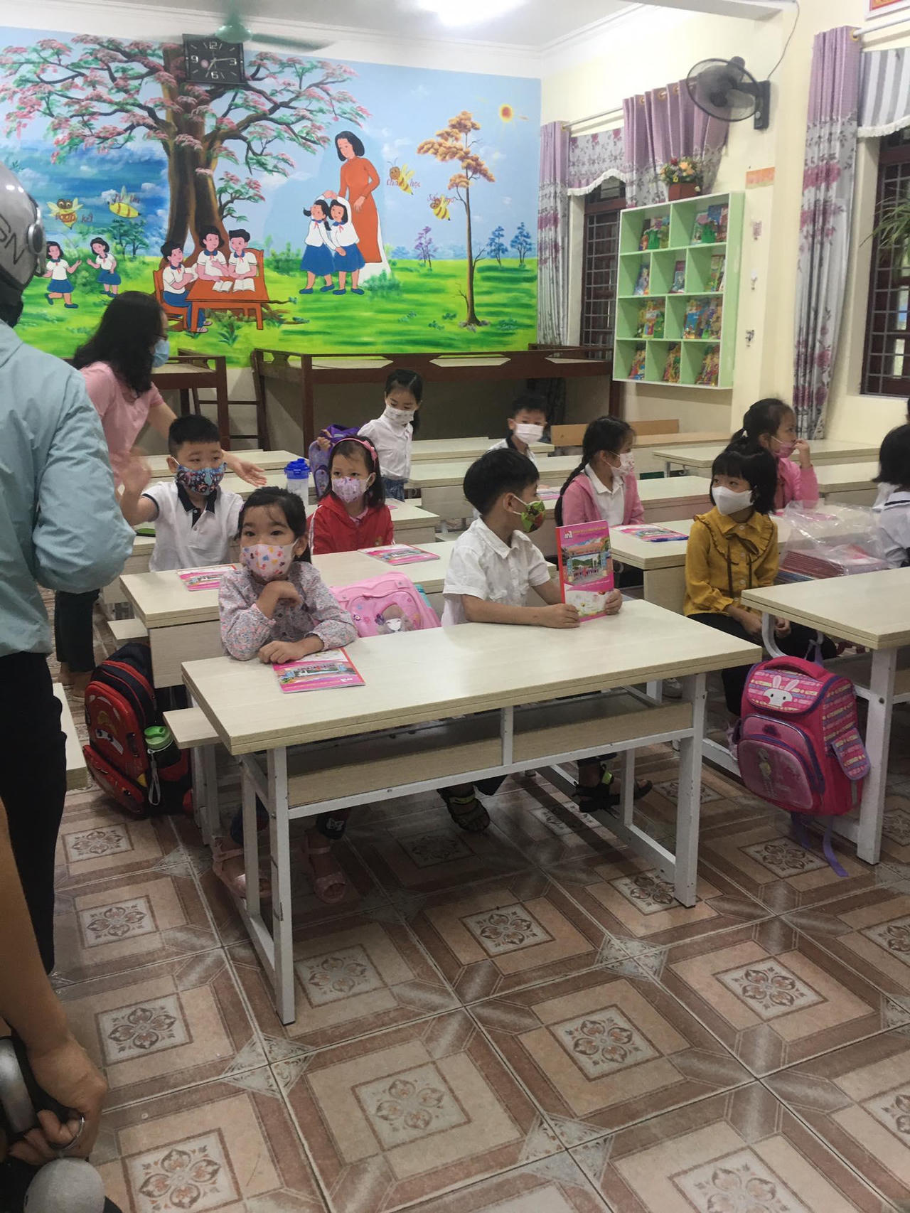 Học sinh lớp 1 đeo khẩu trang, sát khuẩn trong ngày tựu trường