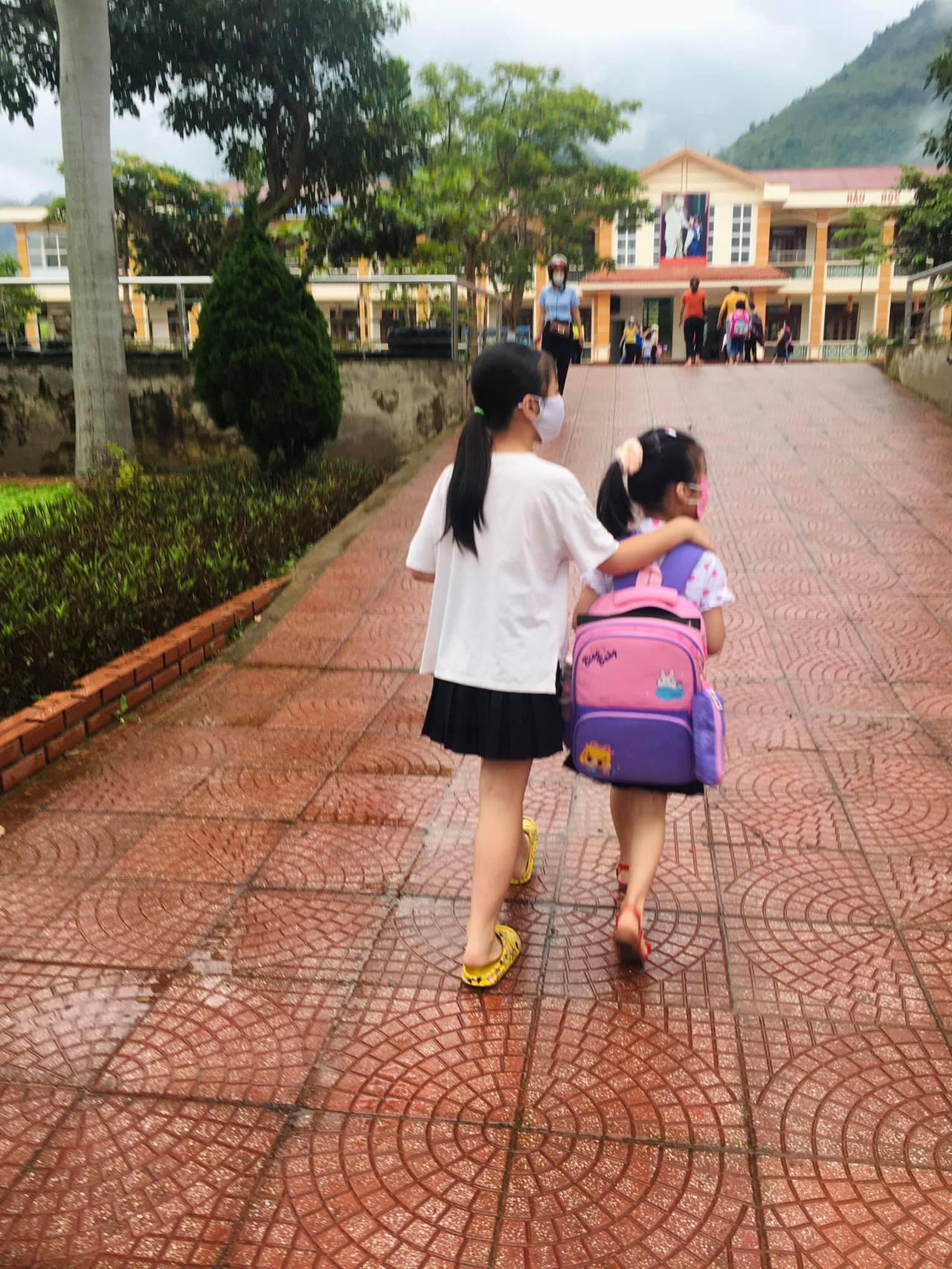 Học sinh lớp 1 đeo khẩu trang, sát khuẩn trong ngày tựu trường