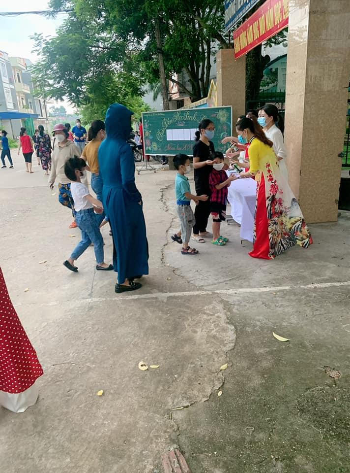 Học sinh lớp 1 đeo khẩu trang, sát khuẩn trong ngày tựu trường